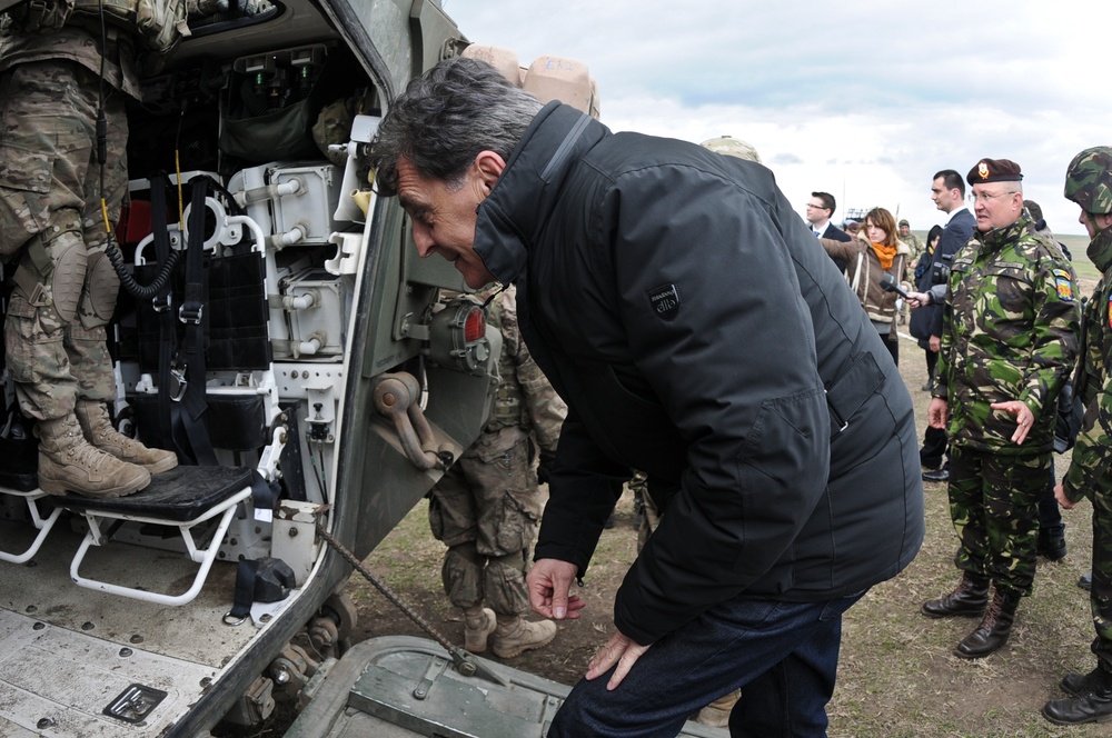 Distinguished guests visit troops during Exercise Wind Spring