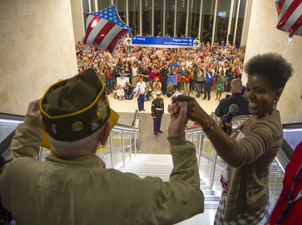 Honor Flight veterans receive hero's welcome
