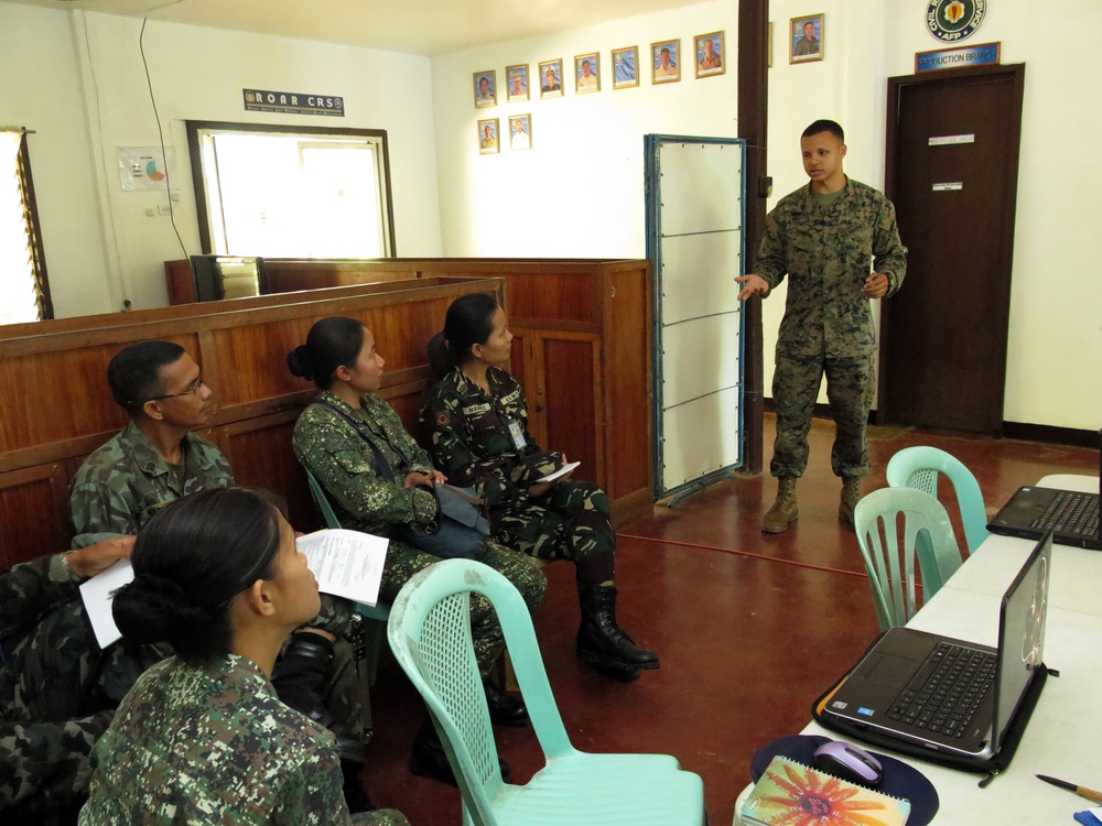 Philippine, U.S. service members exchange expertise in graphic design