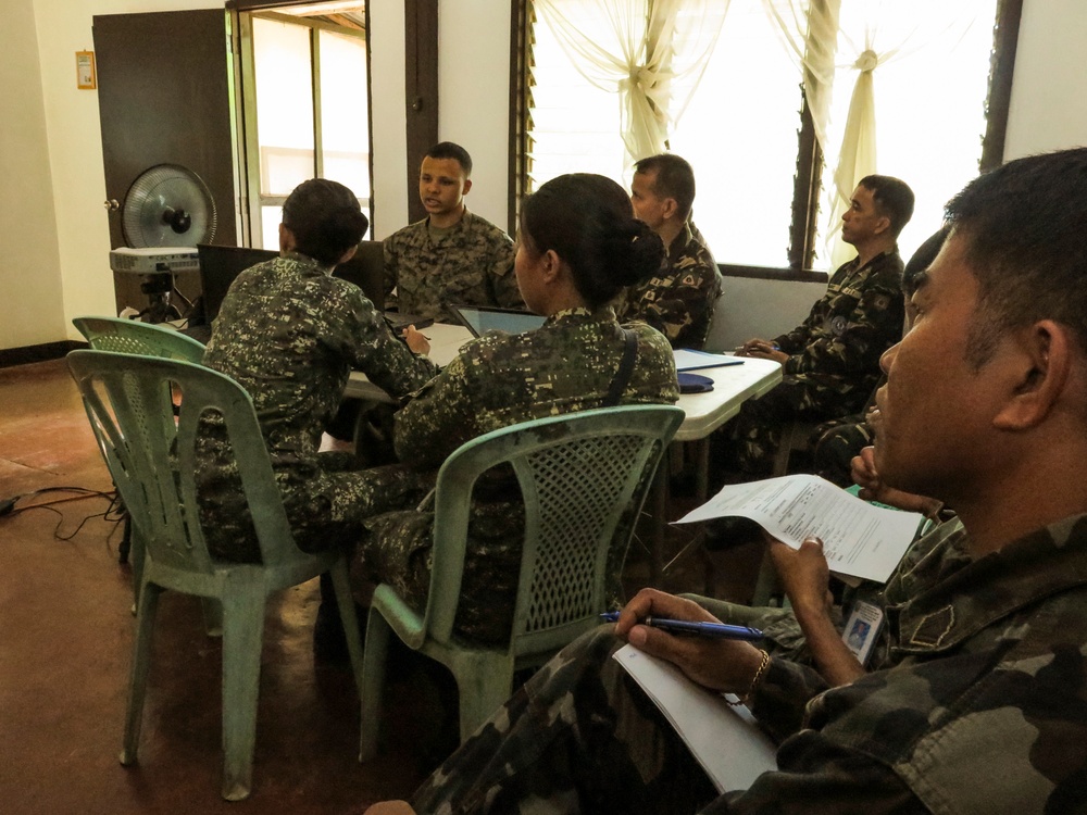 Philippine, U.S. service members exchange expertise in graphic design