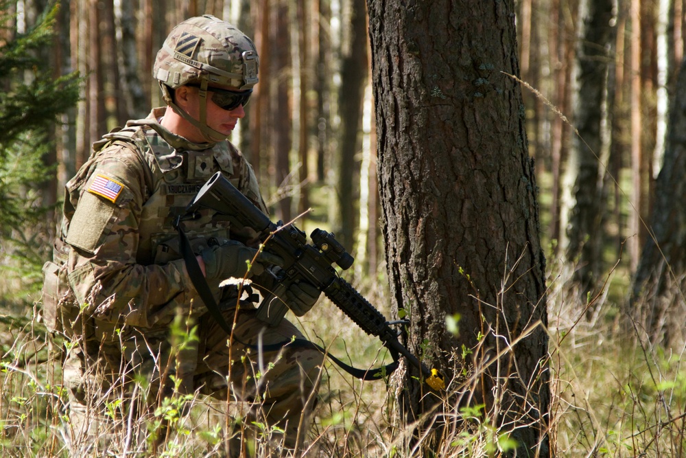 US Soldiers working with Polish snipers