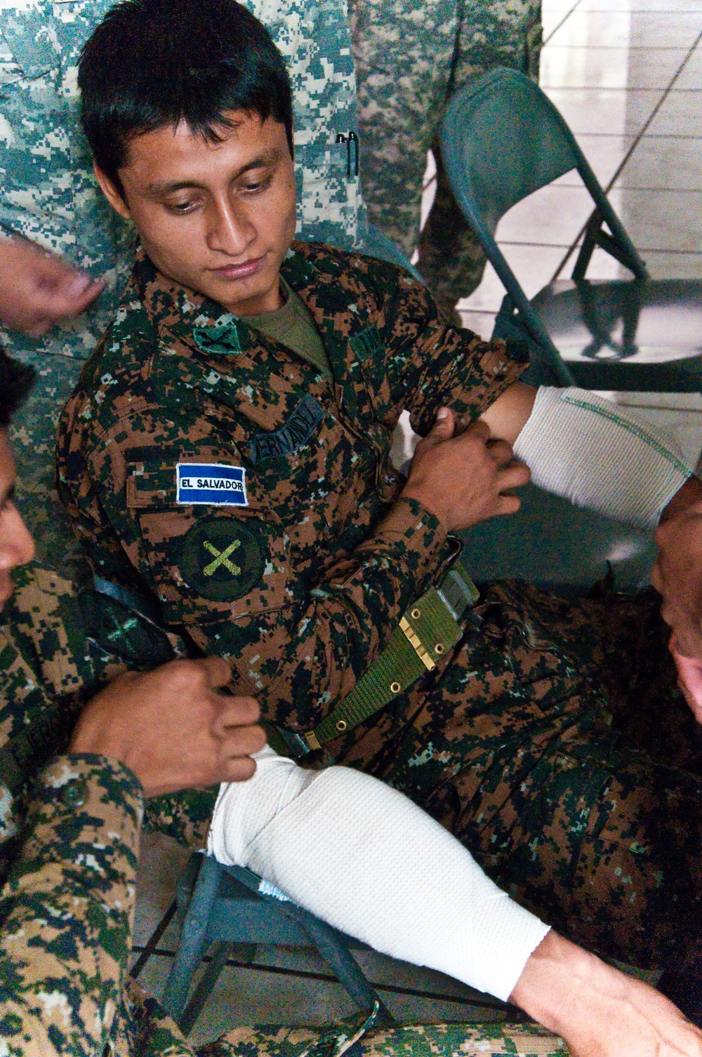 Salvadoran soldier learns first aid