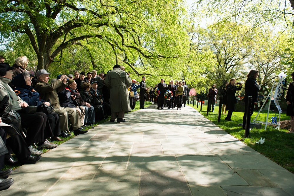 Wreath-laying at Spirit of the Elbe in Arlington National Cemetery