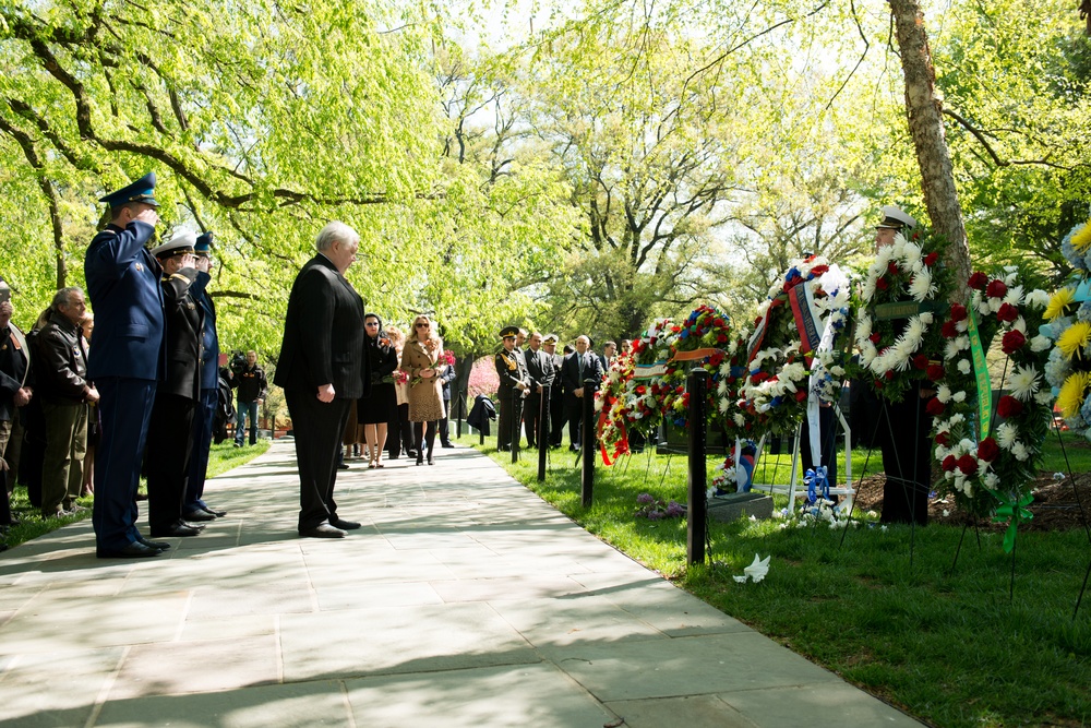 Russian Ambassador Sergey Kislyak bows his head after laying a wreath at The Spirit of the Elbe marker in Arlington National Cemetery