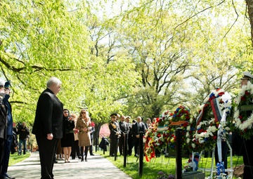Russian Ambassador Sergey Kislyak bows his head after laying a wreath at The Spirit of the Elbe marker in Arlington National Cemetery