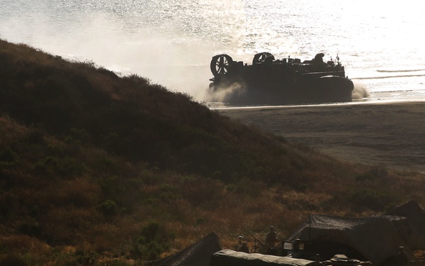 15th MEU Marines execute amphibious assault