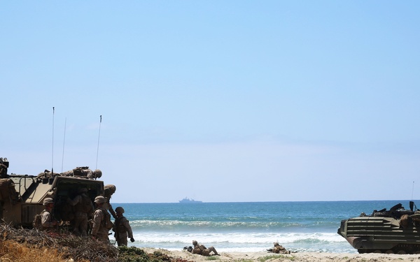 15th MEU Marines execute amphibious assault