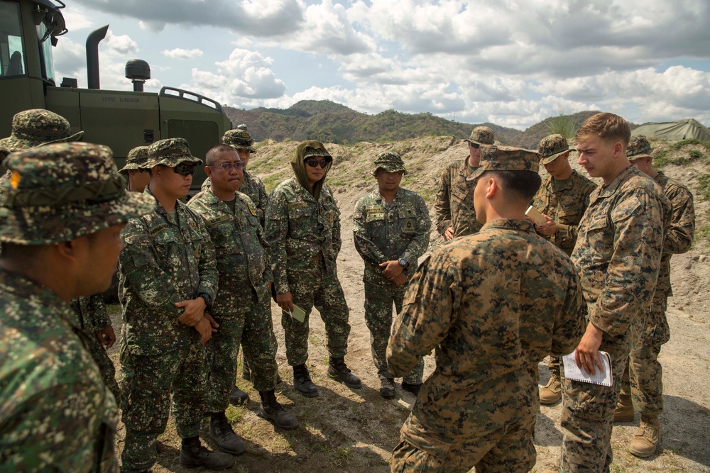Philippine, U.S. Marines share knowledge about ordnance disposal
