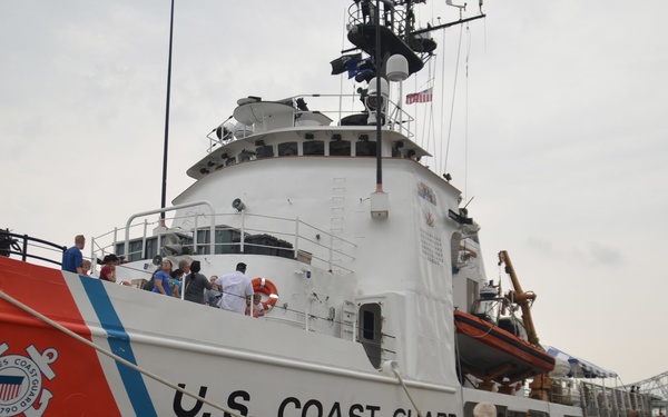 NOLA Navy Week - Crowds gather to tour CGC Dauntless