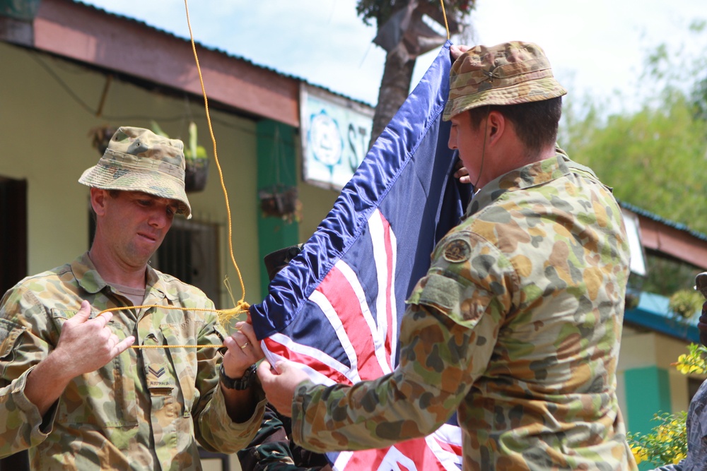 Service members observe ANZAC Day during Balikatan 2015