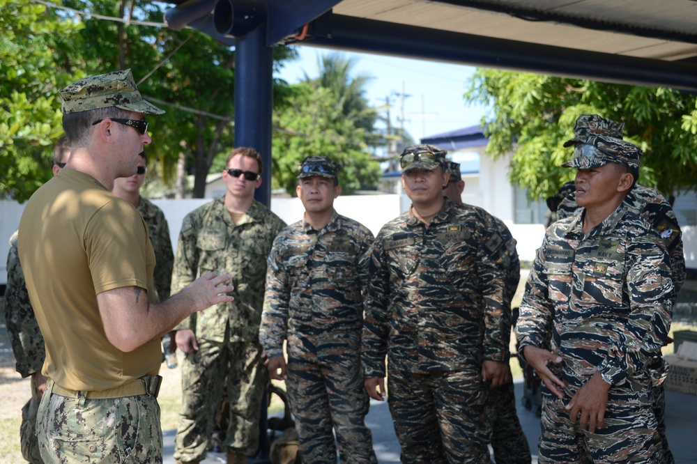 EODMU-5 and Philippine Navy EOD Train during Balikatan 2015