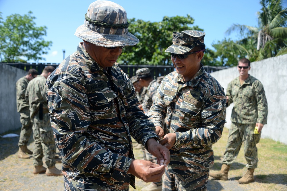 EODMU-5 and Philippine Navy EOD Train during Balikatan 2015