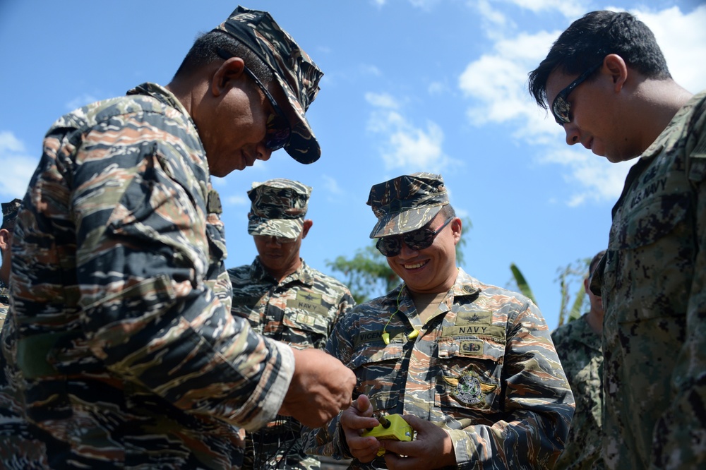 EODMU-5 and Philippine Navy EOD Train during Balikatan 2015