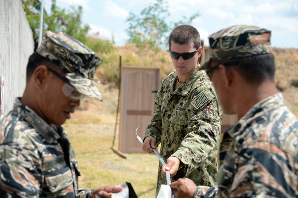 EODMU-5 and Philippine Navy EOD Train during Balikatan 2015