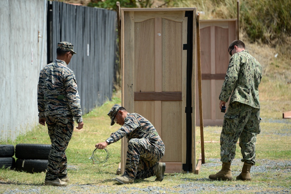 EODMU-5 and Philippine Navy EOD Train during Balikatan 2015