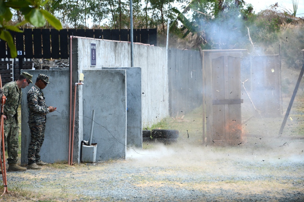 EODMU-5 and Philippine Navy EOD Train during Balikatan 2015