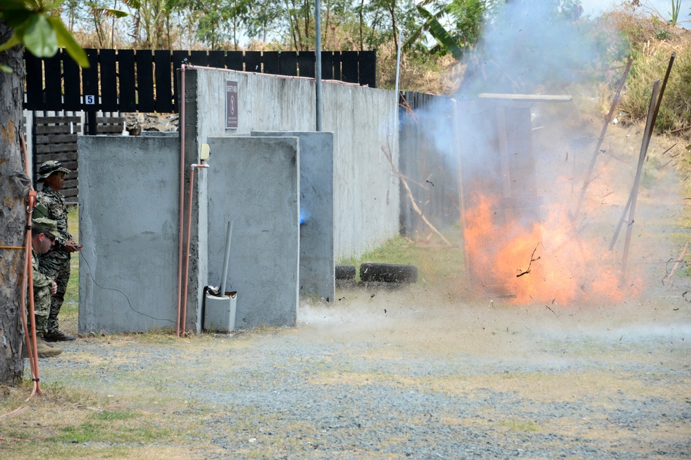 EODMU-5 and Philippine Navy EOD Train during Balikatan 2015