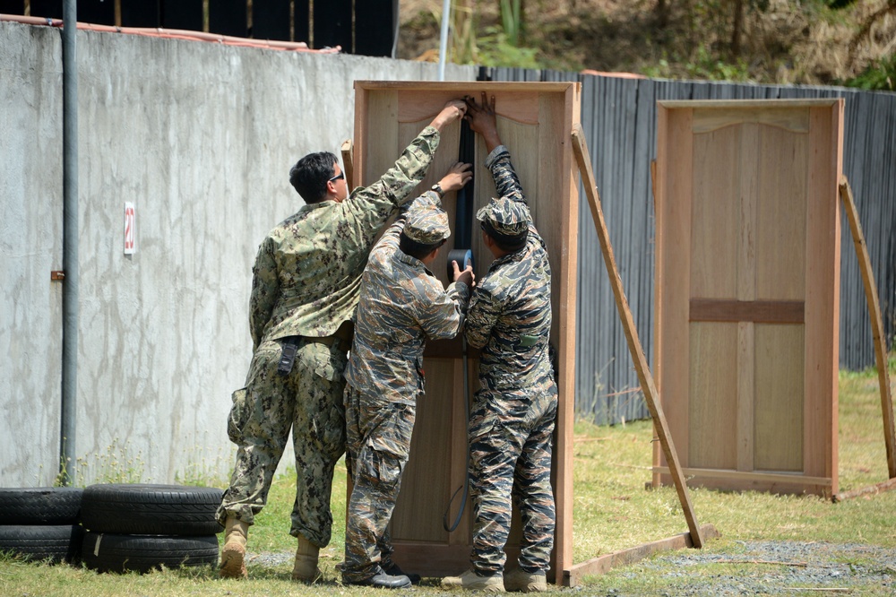 EODMU-5 and Philippine Navy EOD Train during Balikatan 2015