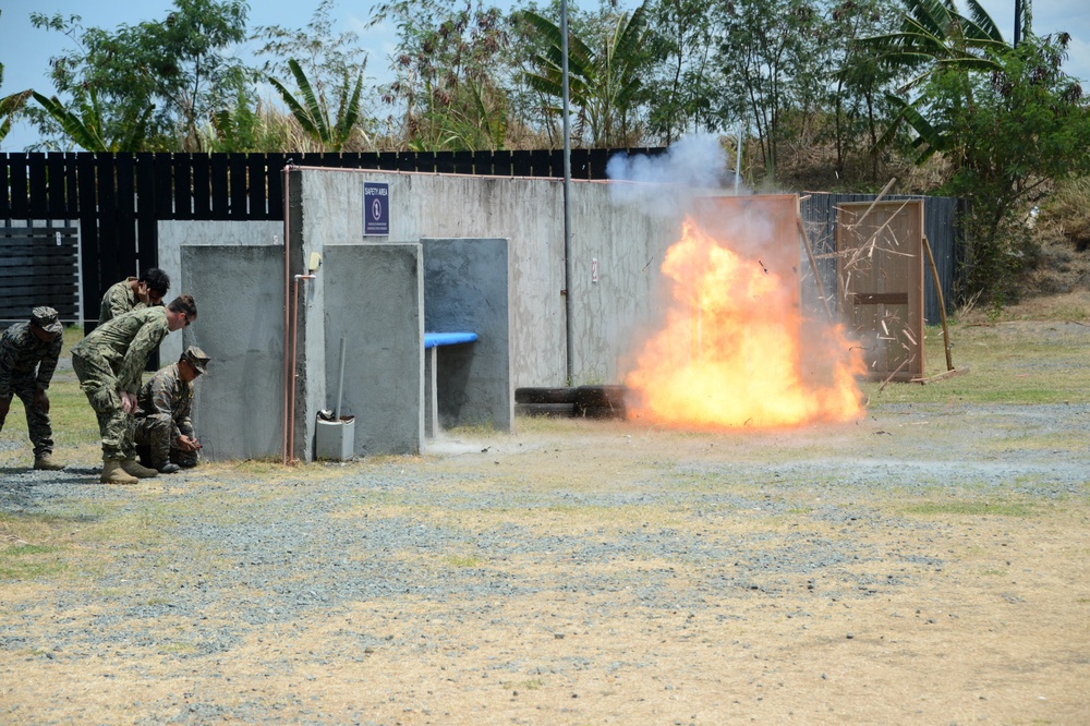 EODMU-5 and Philippine Navy EOD Train during Balikatan 2015