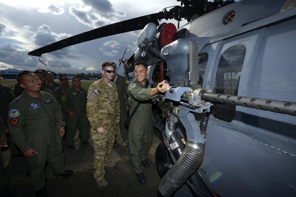 US and Philippine Forces exchange information about HH-60G Pave Hawk helicopters during Balikatan 2015