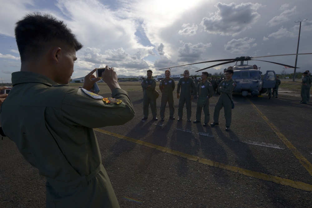 US and Philippine Forces exchange information about HH-60G Pave Hawk helicopters during Balikatan 2015