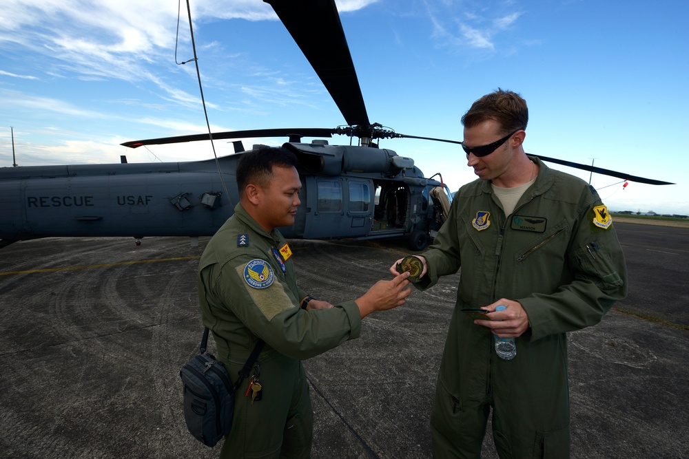 US and Philippine Forces exchange information about HH-60G Pave Hawk helicopters during Balikatan 2015