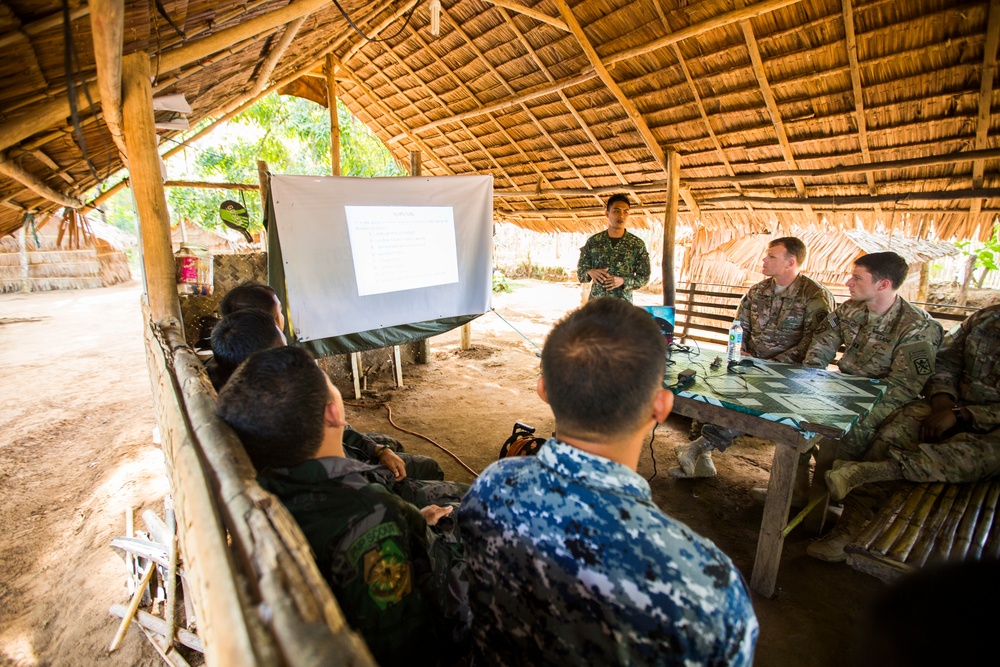 Philippine Marines teach US Soldiers how to survive in the jungle