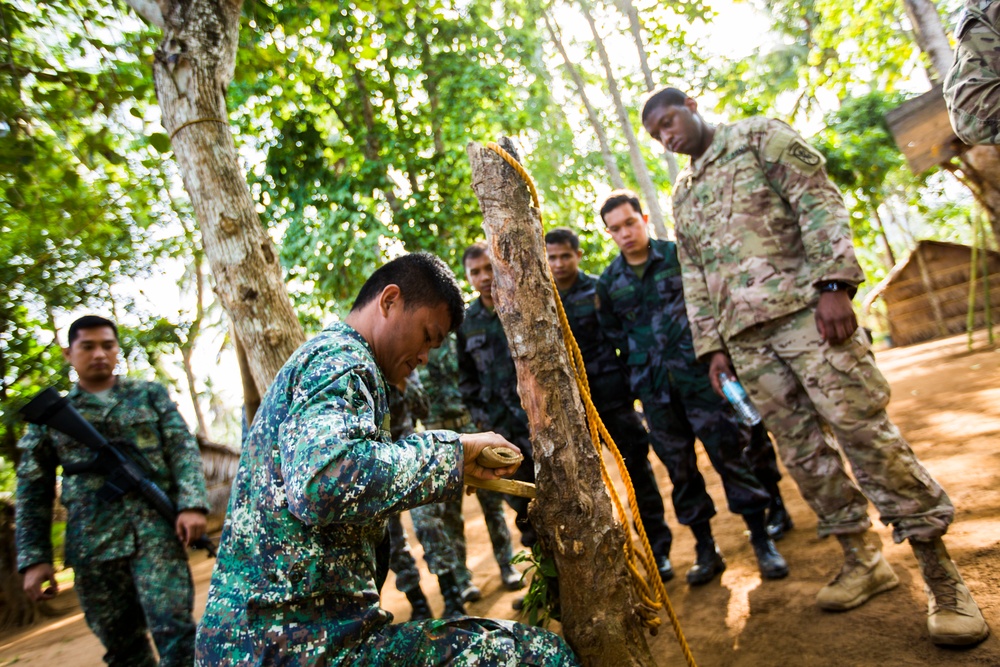 Philippine Marines teach US soldiers how to survive in the jungle