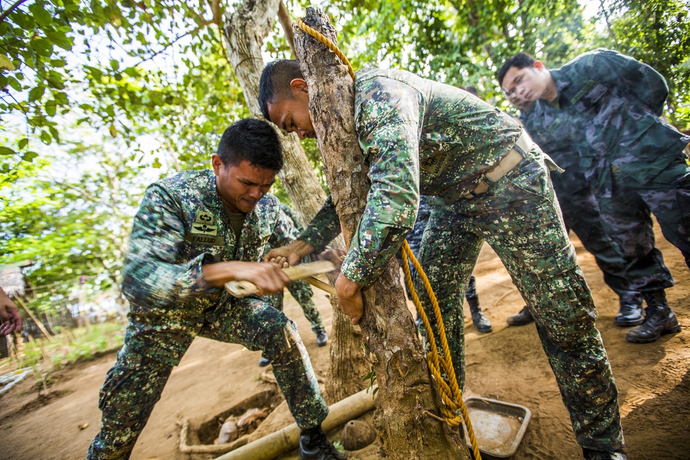 Philippine Marines teach US soldiers how to survive in the jungle