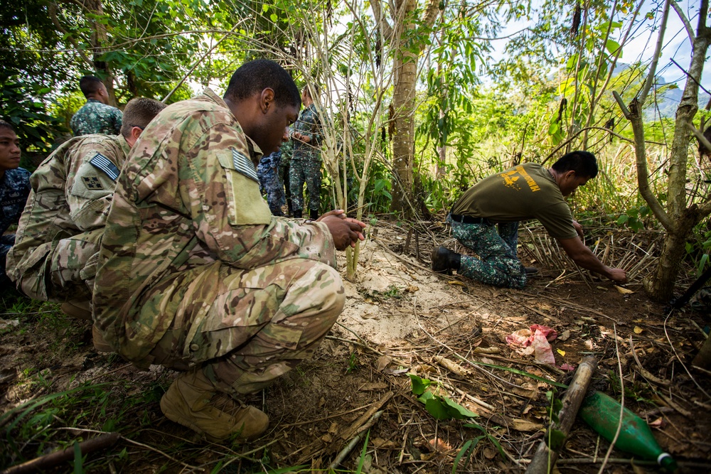 Philippine Marines teach U.S. soldiers how to survive in the jungle