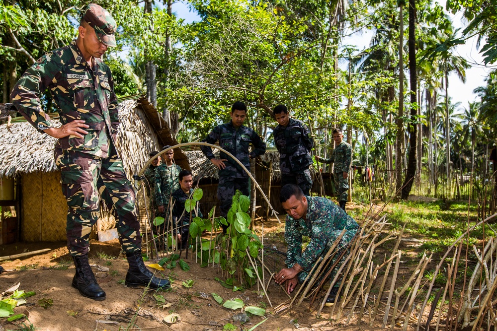 Philippine Marines teach US soldiers how to survive in the jungle