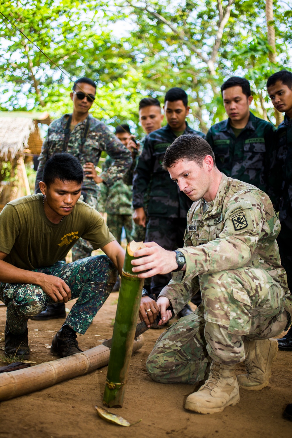 Philippine Marines teach US soldiers how to survive in the jungle