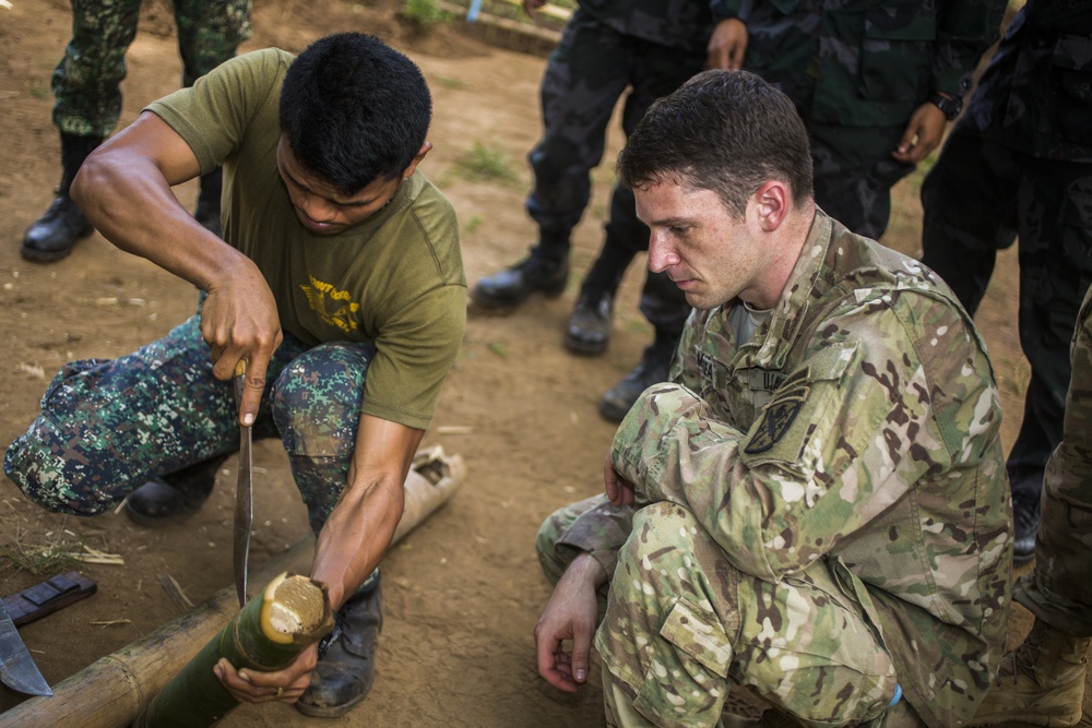 Philippine Marines teach US soldiers how to survive in the jungle