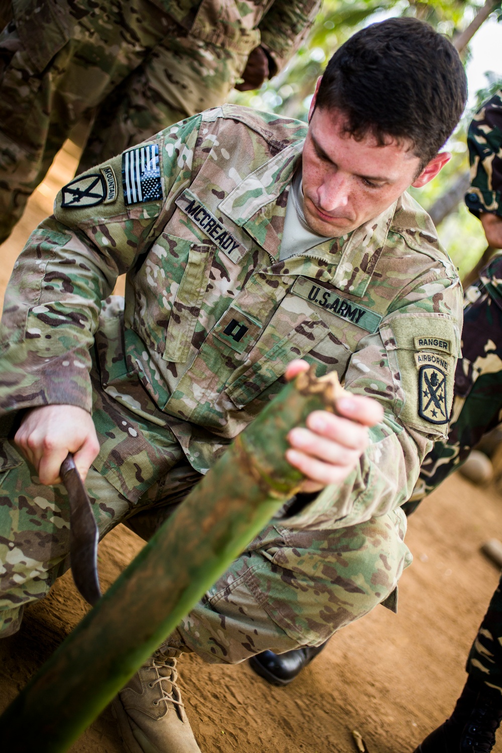 Philippine Marines teach US soldiers how to survive in the jungle