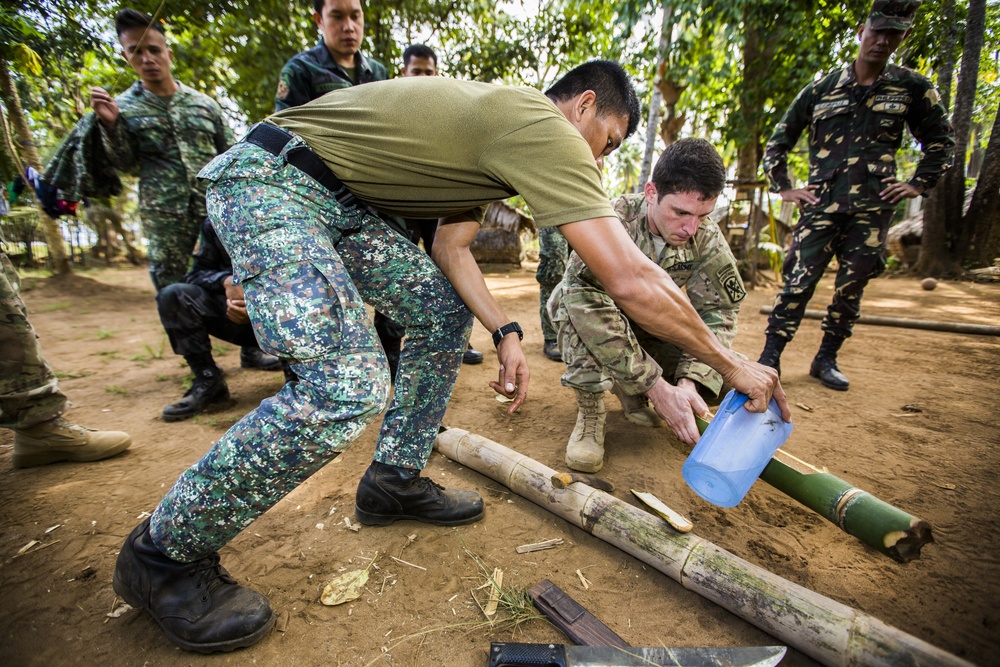 Philippine Marines teach US soldiers how to survive in the jungle