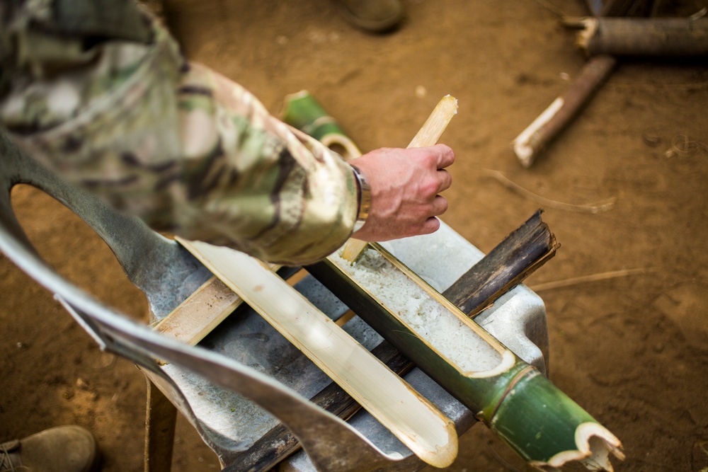 Philippine Marines teach US soldiers how to survive in the jungle