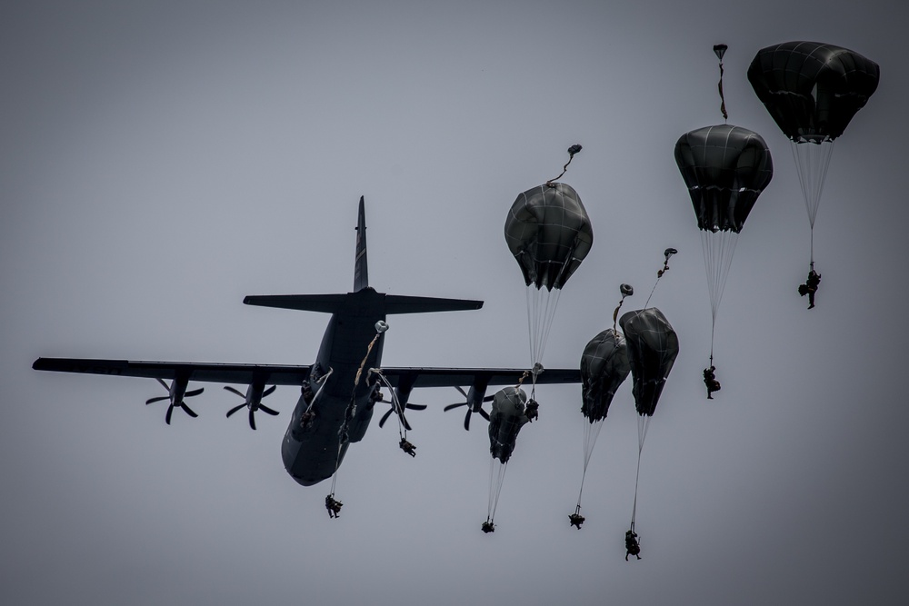 Texas paratroopers jump over Fort Hood