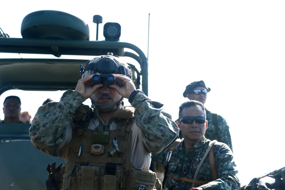CRS-3 trains with Philippine Marines during Balikatan 2015