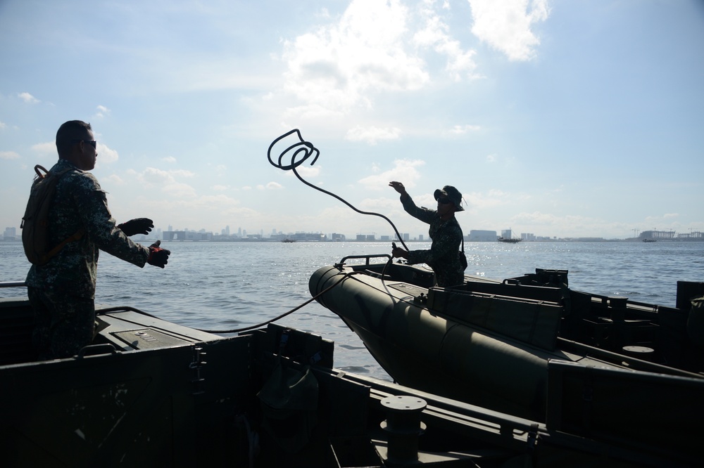 CRS-3 trains with Philippine Marines during Balikatan 2015