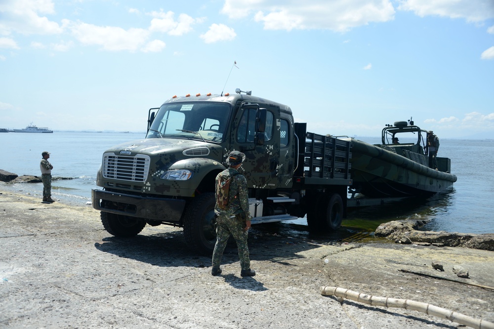 CRS-3 trains with Philippine Marines during Balikatan 2015