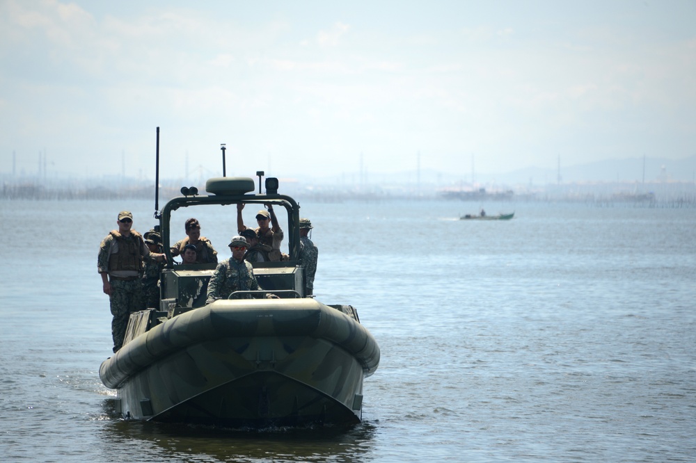 CRS-3 trains with Philippine Marines during Balikatan 2015
