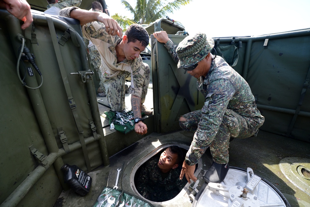 CRS-3 trains with Philippine Marines during Balikatan 2015