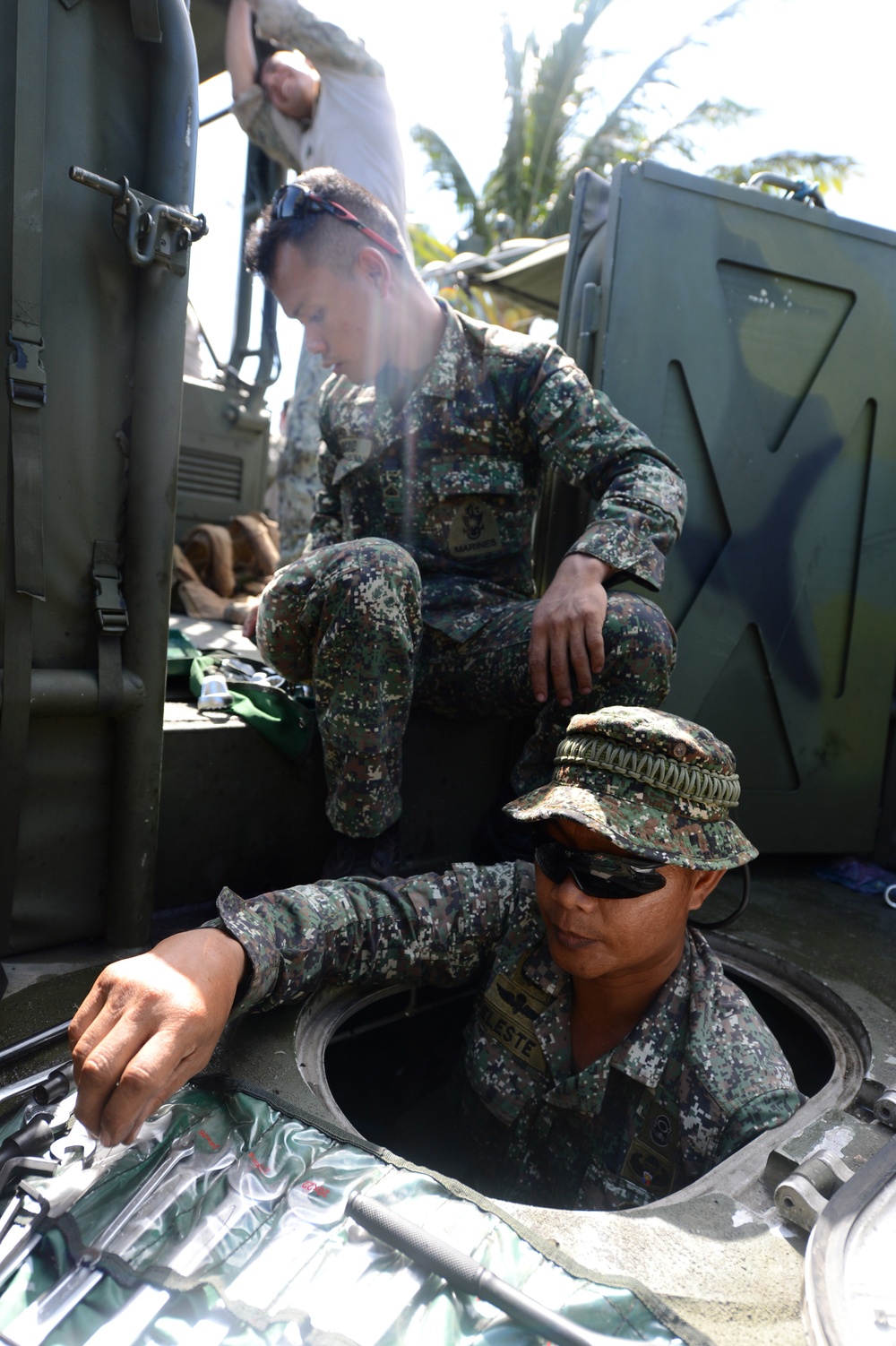 CRS-3 trains with Philippine Marines during Balikatan 2015