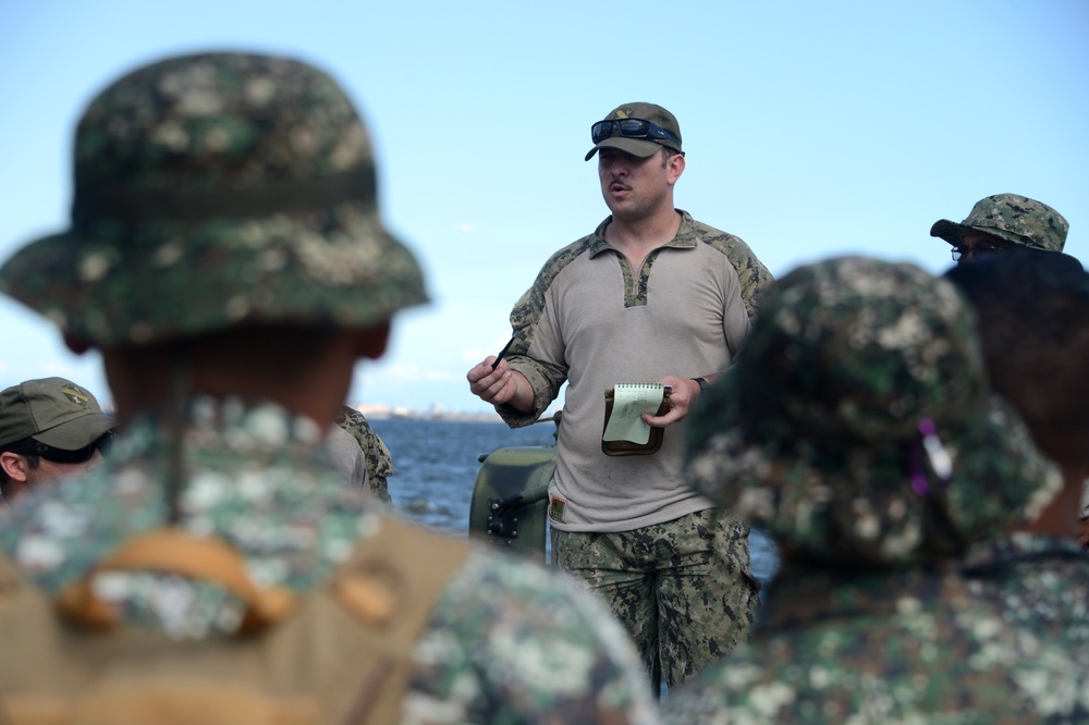 CRS-3 trains with Philippine Marines during Balikatan 2015