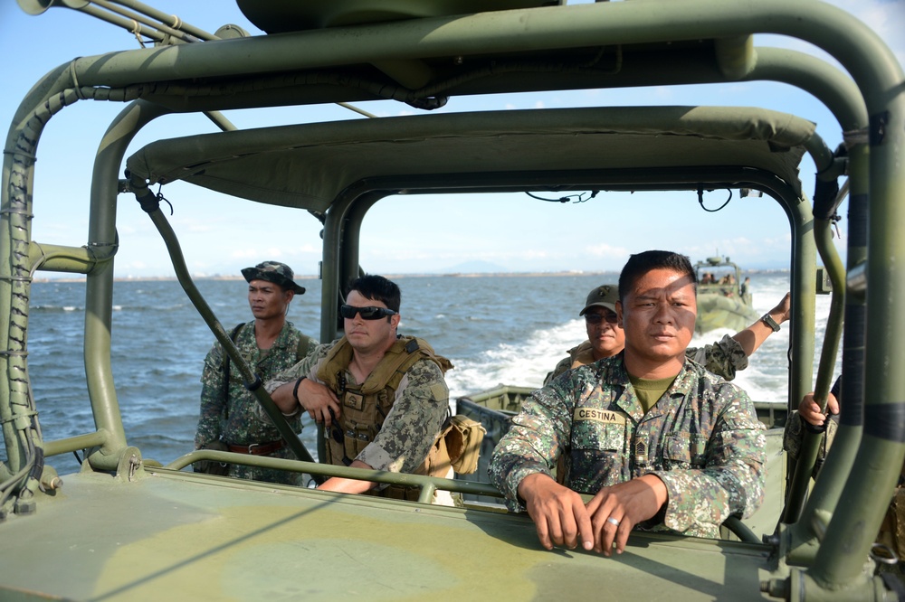 CRS-3 trains with Philippine Marines during Balikatan 2015