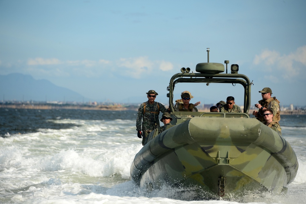 CRS-3 trains with Philippine Marines during Balikatan 2015