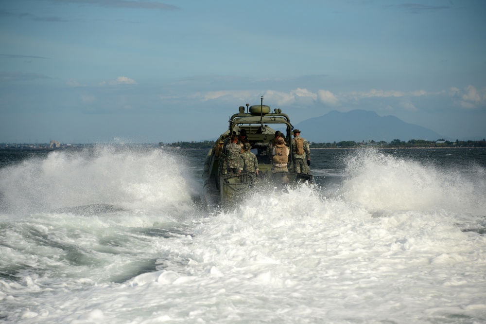 CRS-3 trains with Philippine Marines during Balikatan 2015