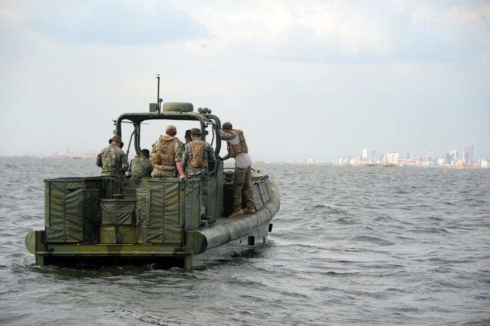 CRS-3 trains with Philippine Marines during Balikatan 2015