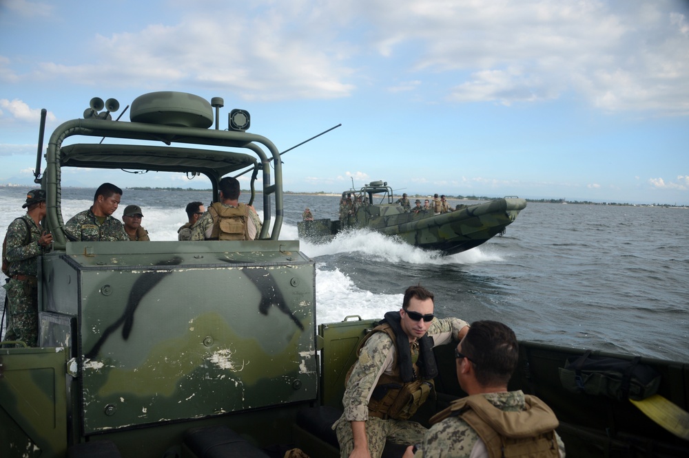 CRS-3 trains with Philippine Marines during Balikatan 2015