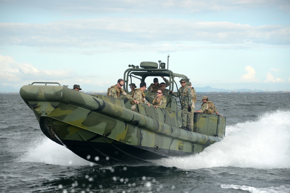 CRS-3 trains with Philippine Marines during Balikatan 2015